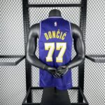 Los Angeles Lakers Dončić #77 Purple Jersey - Imagen 3
